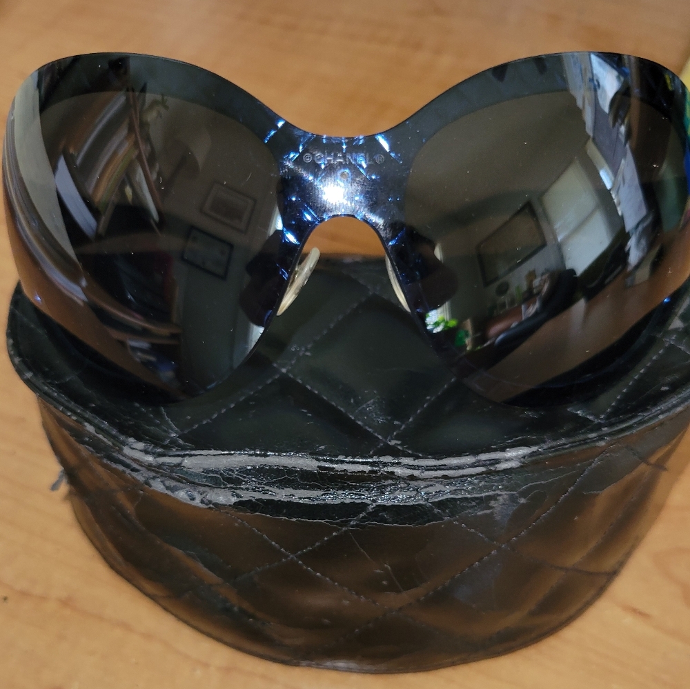 CHANEL Dark Blue Oversized Sunglasses - Picture 4 of 14